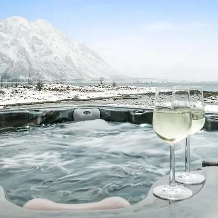Lofoten Cabin, Glass Winter Garden, Sea-View Jacuzzi *