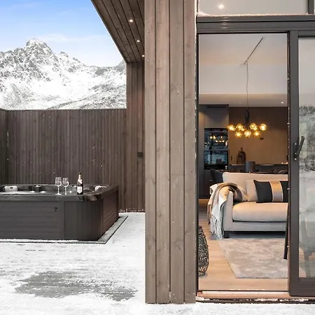 Lofoten Cabin, Glass Winter Garden, Sea-View Jacuzzi Дом отдыха *