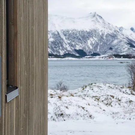 Дом отдыха Lofoten Cabin, Glass Winter Garden, Sea-View Jacuzzi *